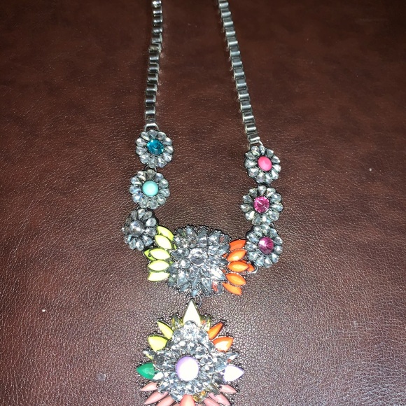 Women’s floral necklace - Picture 2 of 2